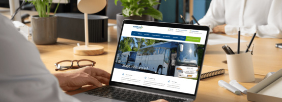 Persoon vult online formulier in op laptop om offerte voor touringcar te aanvragen
